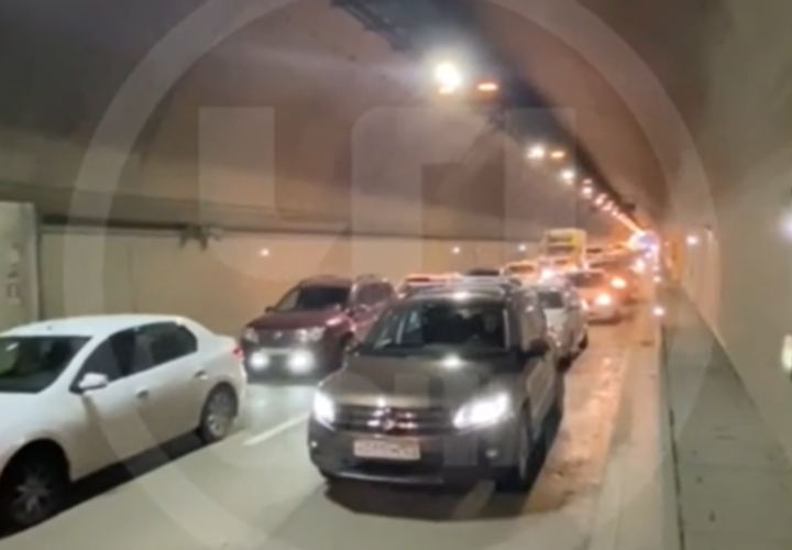 Авария с пятью автомобилями в тоннеле в Сочи парализовала движение 