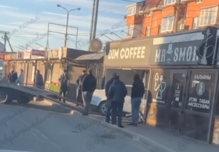 Автомобиль влетел в киоск с кофе на остановке общественного транспорта под Краснодаром