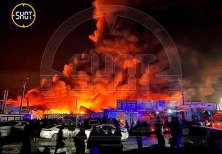 Более 12 часов пожарные боролись с огнем на рынке в Ростове-на-Дону 
