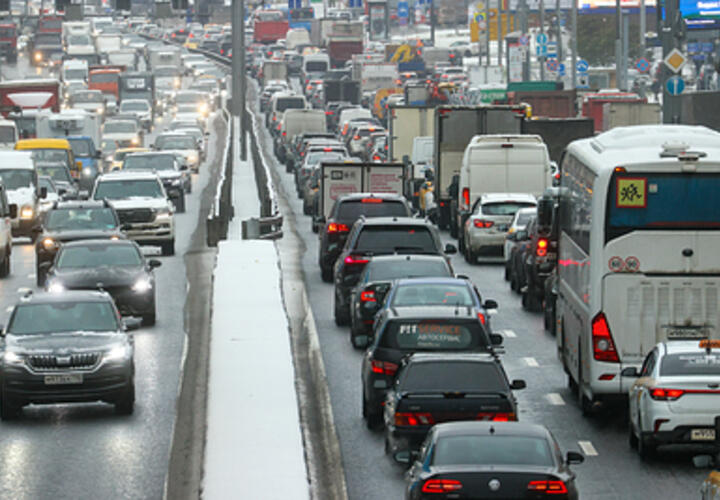 Быстро не получится: водители сообщают о пробках в десятки километров на трассе М-4 в Ростовской области