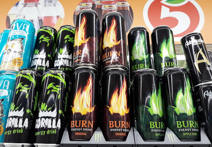 Энергетики заставляют надпочечники выделять адреналин, тем самым искусственно стимулируя работу всех органов и систем организма