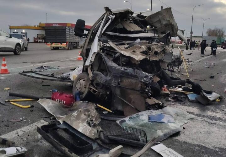 Число пострадавших в аварии с бензовозом и автобусом на Кубани возросло до 16 человек