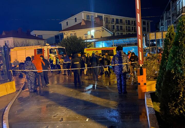 Круглосуточно возле многоэтажки находятся пешие патрули