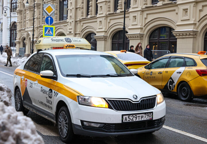 Эксперты рассказали, как сэкономить на такси в новогоднюю ночь