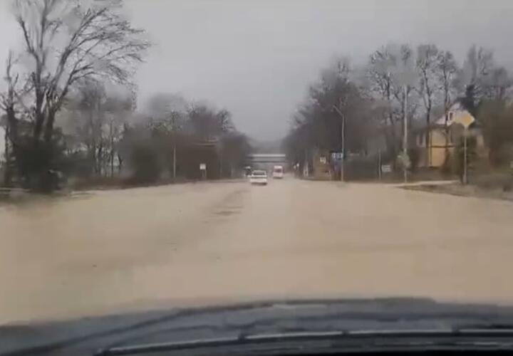 Из-за дождя начались подтопления на федеральной трассе Джубга-Сочи в Туапсинском районе