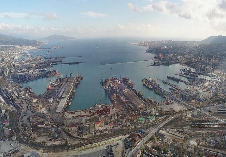 Из-за непогоды вновь приостановлена швартовка кораблей в портах Краснодарского края