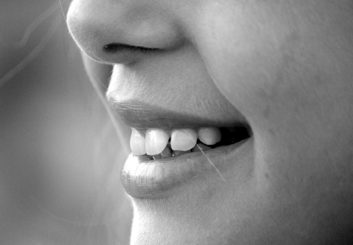 В первую очередь следует провериться у стоматолога, и это может быть самая безобидная причина