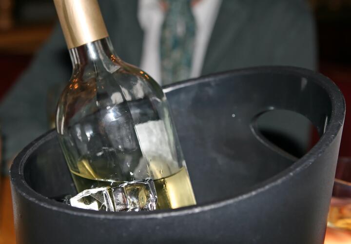 Шампанское ускоряет процесс гниения пищи в кишечнике, что может привести к отравлению