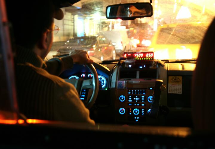 Мусульманин заставил публично извиниться парня, «кинувшего» сочинского таксиста на 1500 рублей