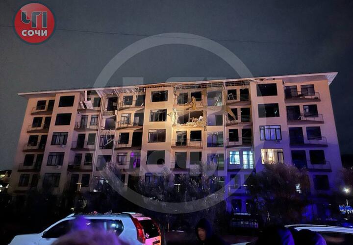 На территории Сириуса в жилом доме прогремел мощный взрыв, сообщается о двух пострадавших