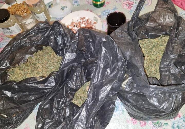 Всего у наркоагрария изъяли около двух килограммов наркотика