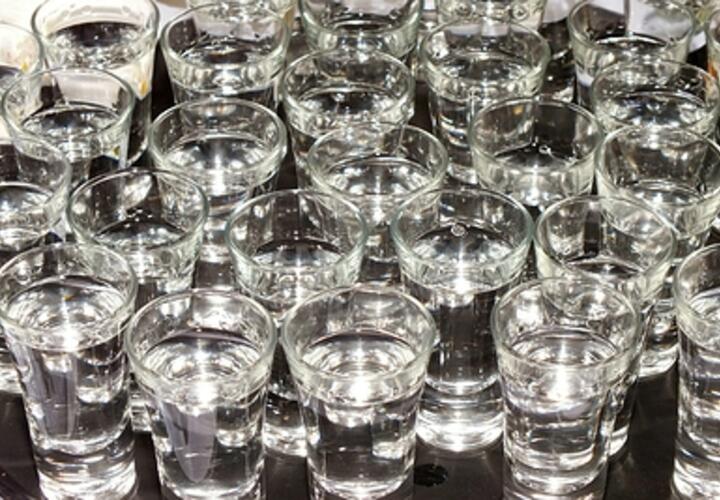 Навстречу праздникам: подпольный завод с двумя тоннами самопальной водки накрыла полиция на Кубани