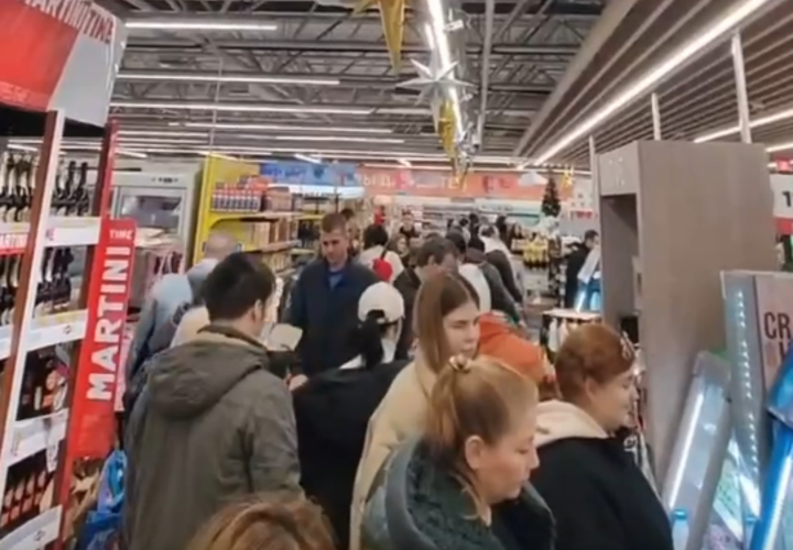 От огромных очередей ломятся магазины в Краснодаре