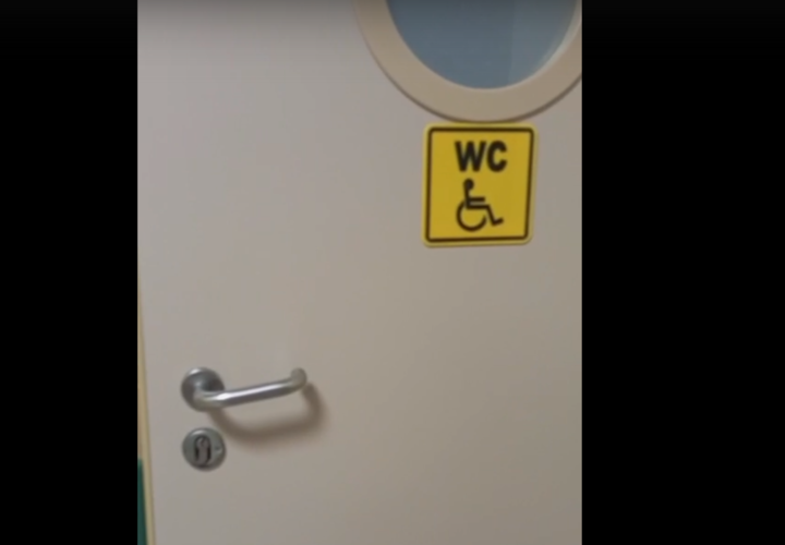В ККБ №1 не прикрывается дверь туалета для инвалидов