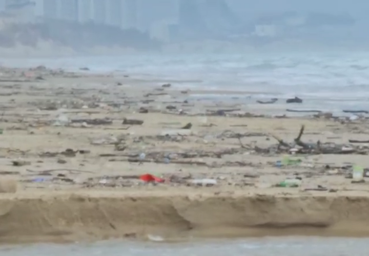 Пляжи Анапы завалило мусором