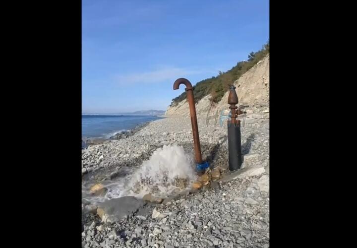 Под Новороссийском вонючий фонтан бьет из-под земли и стекает в море