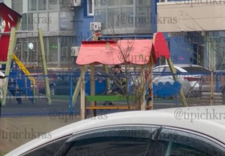 Полиция Краснодара начала проверку эпизода со стрельбой на детской площадке на улице Уральской