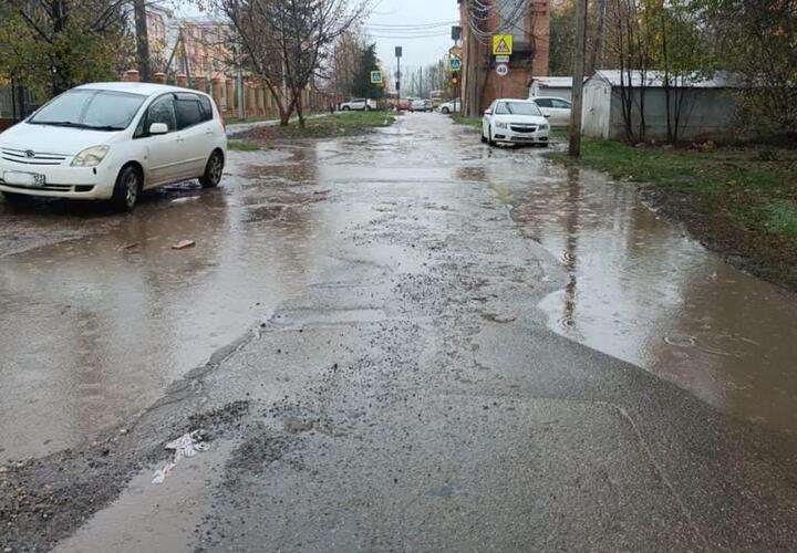 На просьбы жителей о ремонте дорог, администрация Пашковского сельского поселения отписывается, что не может приводить в порядок чужую собственность