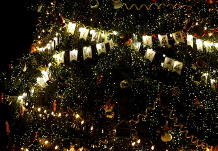 Просто так: таксист  украсил машину новогодними гирляндами и оленьими рогами, чтобы дарить радость пассажирам