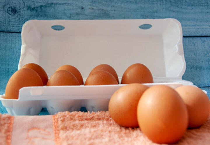 Теперь поштучно: в Анапе на полках магазинов появились куриные яйца с ценниками нового типа