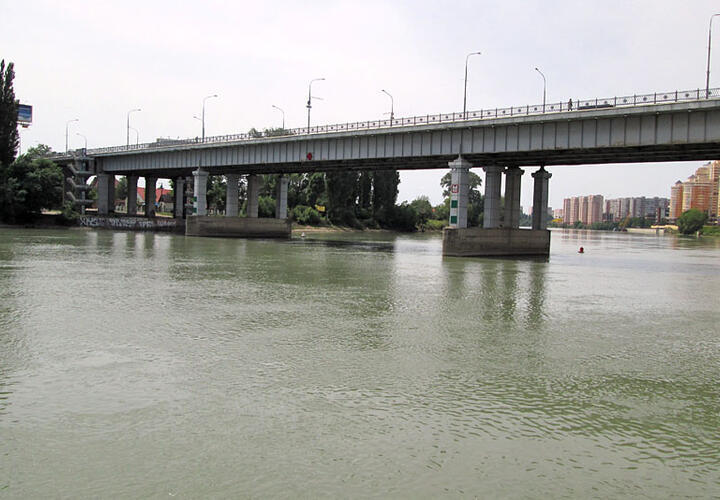 В Краснодаре 18-летняя девушка прыгнула в реку с Тургеневского моста