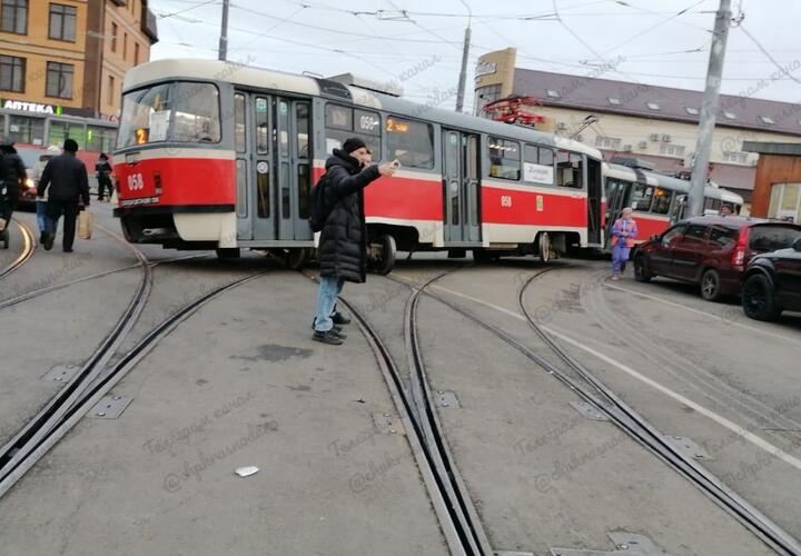 В Краснодаре два одновременно случившихся ДТП парализовали движение трамваев девяти маршрутов