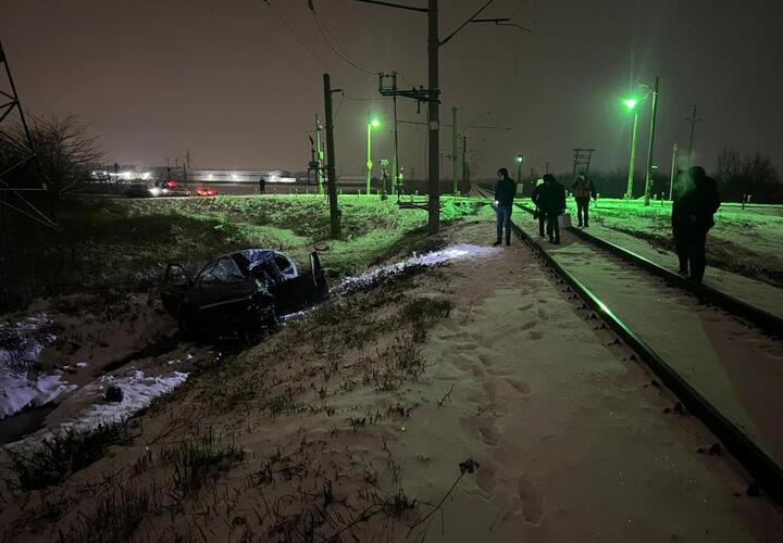 В Краснодаре водитель легкового автомобиля погиб после столкновения машины с поездом