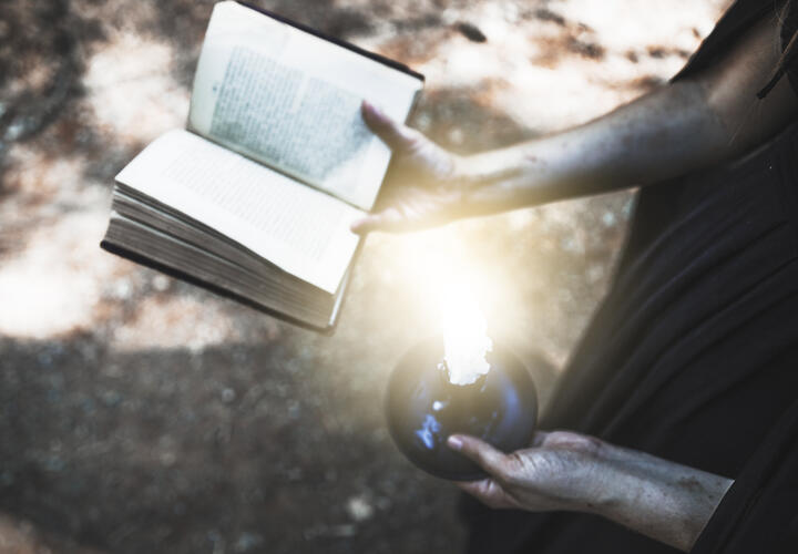 В Краснодаре возле больницы колдунья «снимала» с пациентов порчу, а заодно деньги и украшения