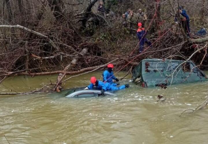 Мужчина выбрался из автомобиля, но все таки исчез под водой