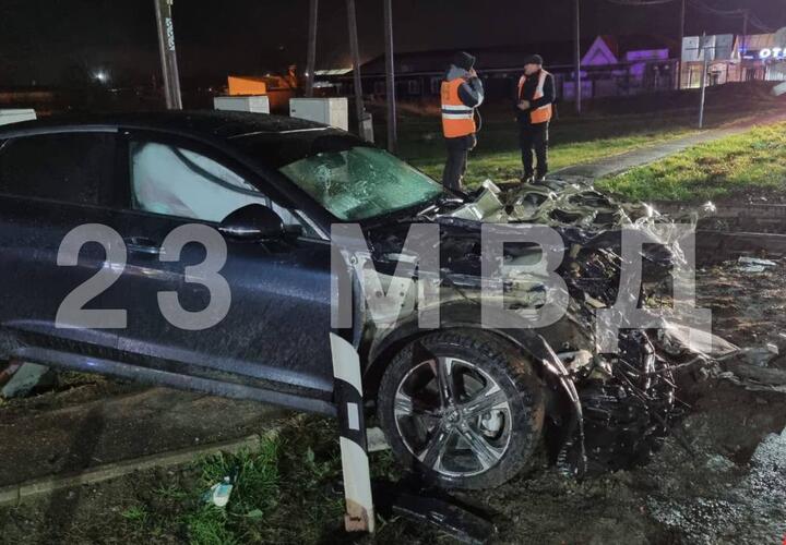 В Краснодарском крае водитель иномарки выжил после столкновения с электричкой