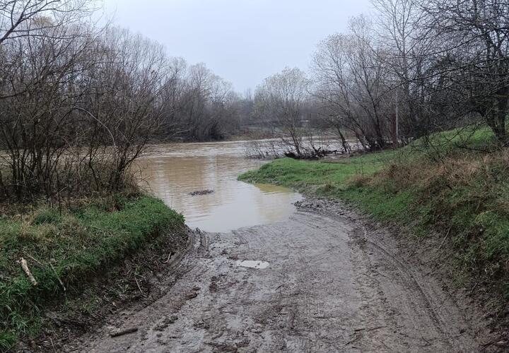 В Краснодарском крае водой в реке Афипс унесло автомобиль с водителем внутри, ведутся поиски