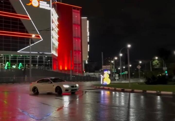 В Новороссийске водитель решил подрифтить в центре города