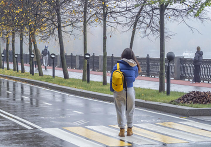 В последнюю секунду: в Сочи машина такси лишь чудом не сбила целую семью на пешеходном переходе