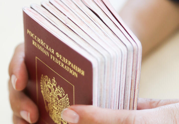 В России вступил в силу закон о сдаче загранпаспорта для «невыездных» граждан