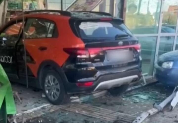 В Сочи автомобиль въехал в наполненный покупателями супермаркет