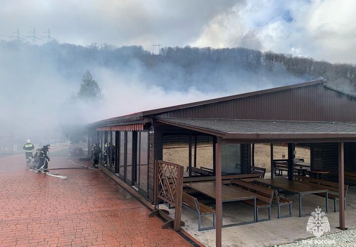 В Сочи крупный пожар уничтожил несколько помещений на базе отдыха «Вертолетчик»