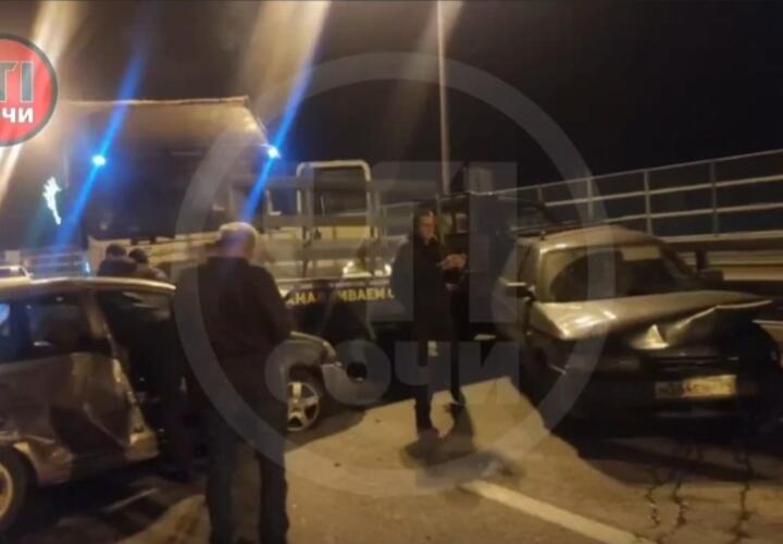 В Сочи рядом с границей с Абхазией произошло массовое ДТП с девятью автомобилями