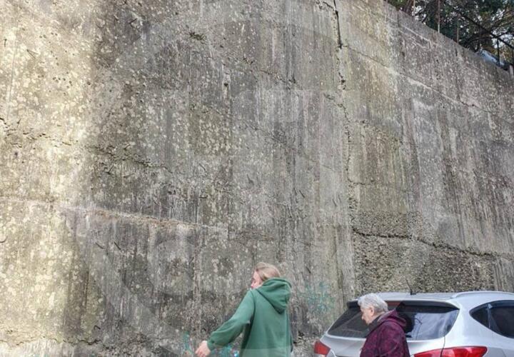 В Сочи семилетний мальчик упал с 5-метровой подпорной стены на бетон