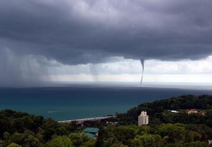 В Сочи синоптики предупредили о высокой вероятности смерчей