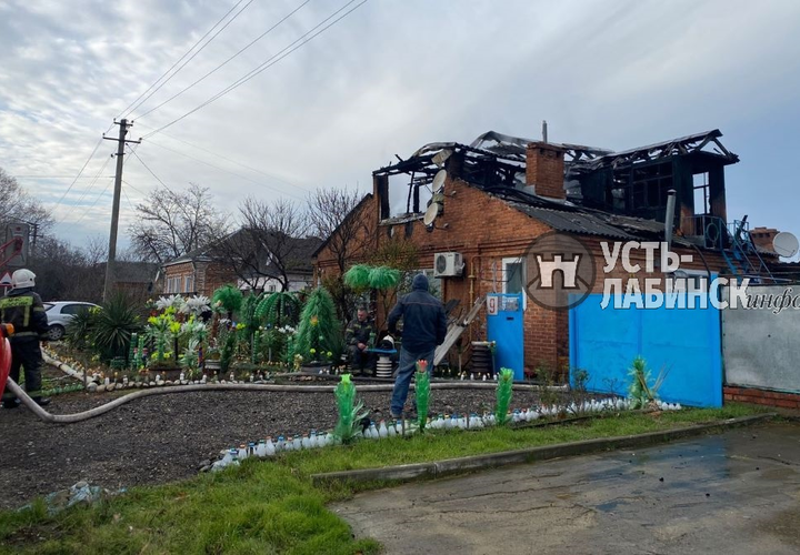 В Усть -Лабинске загорелся дом рядом с местной достопримечательностью, «сказочным садиком»