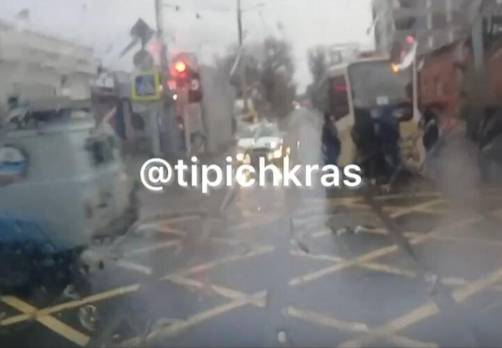 Всем миром: в Краснодаре пассажиры и прохожие толкали по рельсам сломавшийся трамвай