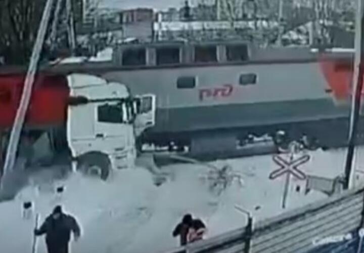 Выскочили в последний момент: в Домодедово тепловоз врезался в самосвал на переезде