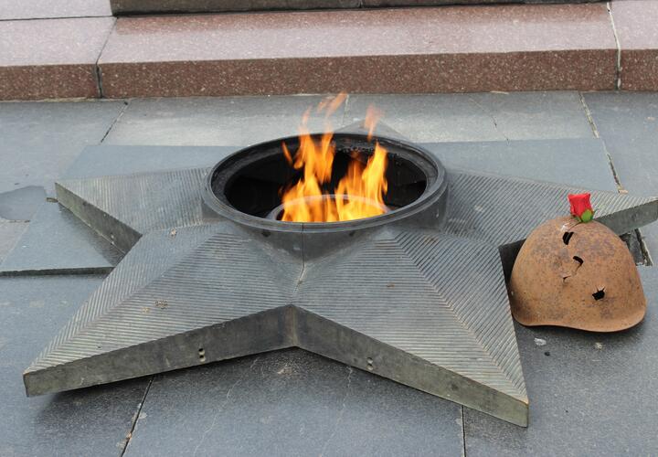 Женщина затушила Вечный огонь в Кургане