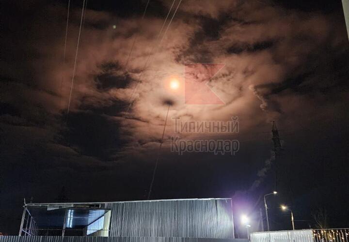 Жителей Краснодара встревожили гул, взрывы и вспышки в небе