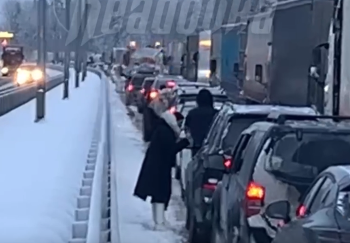 50 автомобилей столкнулись на трассе, есть погибшие и пострадавшие