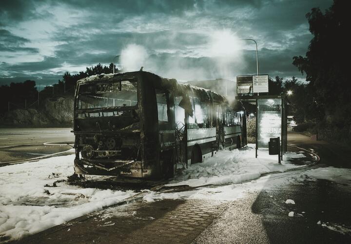 Автобус сгорел ночью на улице Петра Метальникова в Краснодаре