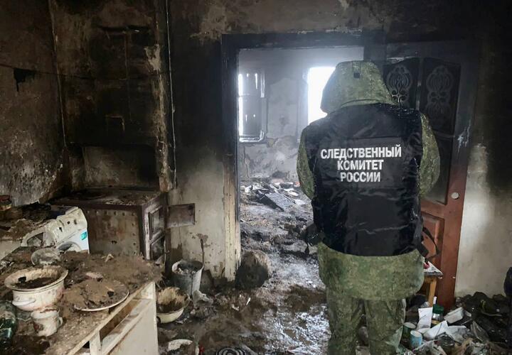 Гость сгорел в сильном пожаре на Кубани, а хозяин дома попал в больницу