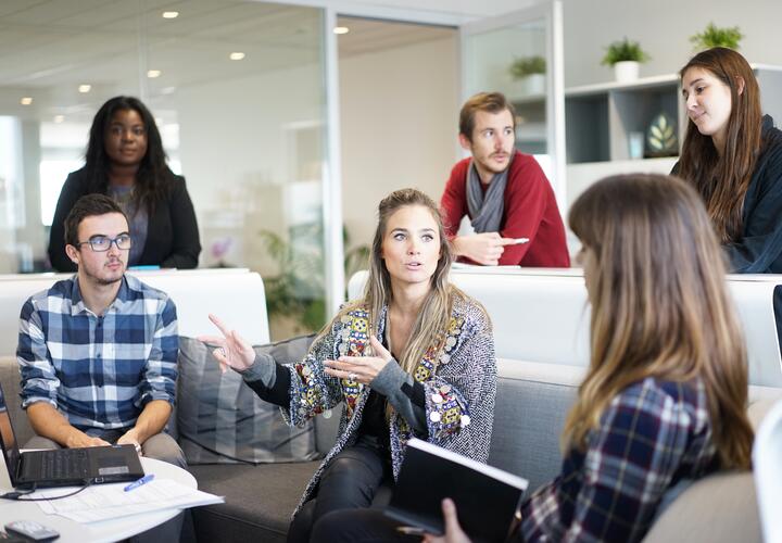 Красивым людям проще найти работу и построить карьеру, результаты опроса