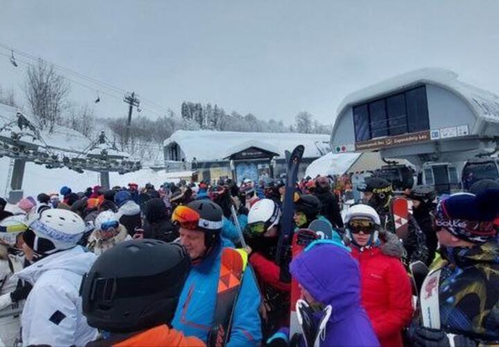 Мороз и толпы: на горном курорте в Сочи туристы выстаивают огромные очереди перед подъемниками