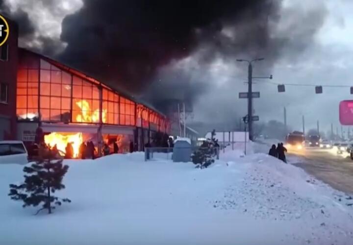 Мощный пожар охватил здание крупного рынка в центре Челябинска